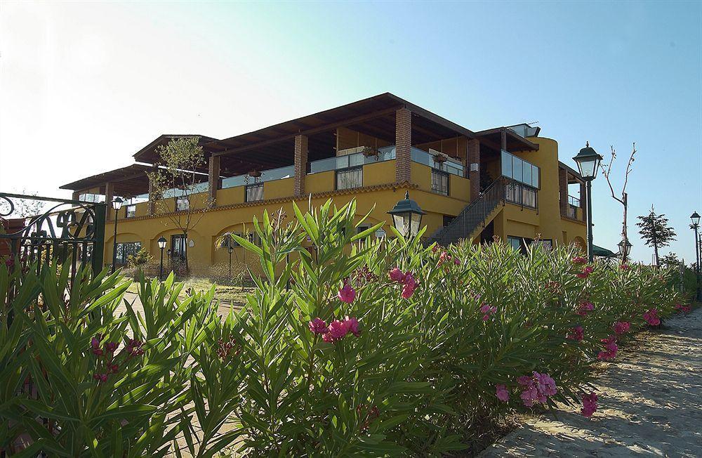 Marina Del Marchese Beach Resort 博特里塞罗 外观 照片